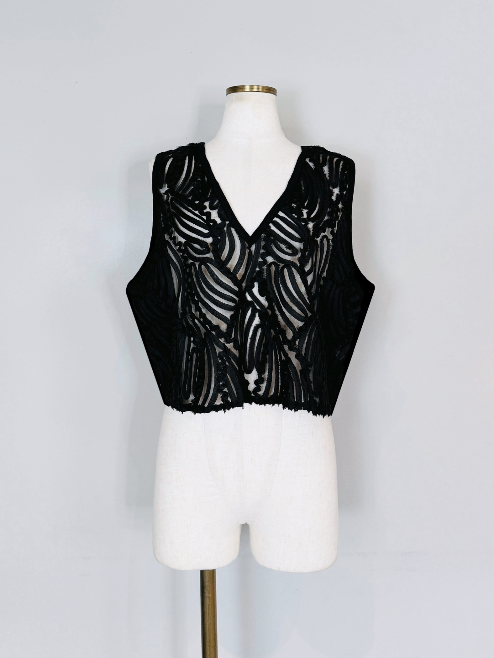 SELECT(セレクト)　異素材Ｖネックテープ刺繍ベスト