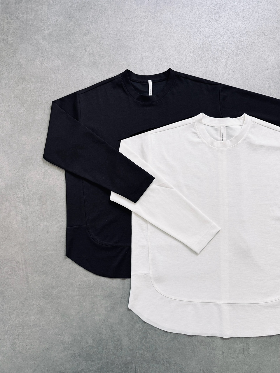 SELECT(セレクト)　バックスリットストレッチカットソー